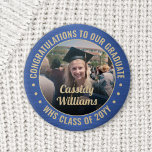 Bóton Redondo 5.08cm Qualquer Foto de Graduação de Texto Gradua Azul e<br><div class="desc">Diga parabéns e mostre seu orgulho pelo formando com botões/crachás de fotos personalizados legal. (DICA DE IMAGEM: Uma maneira fácil de centralizar uma foto exatamente como você deseja é recortá-la antes de carregá-la no site do Zazzle.) Todo texto é simples de personalizar com nome, ano de aula, escola, citação inspiracional,...</div>