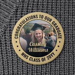 Bóton Redondo 5.08cm Qualquer Foto de Graduação de Texto Gradua Preto e<br><div class="desc">Diga parabéns e mostre seu orgulho pelo formando com botões/crachás de fotos personalizados legal. (DICA DE IMAGEM: Uma maneira fácil de centralizar uma foto exatamente como você deseja é recortá-la antes de carregá-la no site do Zazzle.) Todo texto é simples de personalizar com nome, ano de aula, escola, citação inspiracional,...</div>
