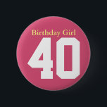 Bóton Redondo 5.08cm Rapariga de aniversário 40<br><div class="desc">Feestvarken 40! A iemê voadora morre muito javali é enfeitiçada.</div>