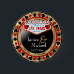 Bóton Redondo 5.08cm Recem casados em Las Vegas Fabulosa - Vermelho<br><div class="desc">Botao. Faça em estilo com este Casamento Popular de Las Vegas. Apresentado em um estilo de chip de pôquer metálico vermelho, preto e preto, projetado com o ditado "Casado em Fabuloso Las Vegas Nevada" pronto para você personalizar. Faz um partido excelente a favor da manutenção para os seus convidados. Mais...</div>