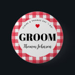 Bóton Redondo 5.08cm Red Gingham Country Wedding Groom<br><div class="desc">Uma maneira divertida de ajudar uma família de mistura a saber quem, esses pinos de botão de nome de etiqueta de festa de casamento de gingham vermelho e branco são uma adição fácil para bolsas de boas-vindas de convidado, ensaiar mesas de entrada de janto, palmas de festa de noivado e...</div>