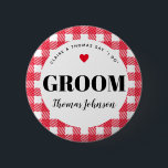 Bóton Redondo 5.08cm Red Gingham Country Wedding Groom<br><div class="desc">Uma maneira divertida de ajudar uma família de mistura a saber quem, esses pinos de botão de nome de etiqueta de festa de casamento de gingham vermelho e branco são uma adição fácil para bolsas de boas-vindas de convidado, ensaiar mesas de entrada de janto, palmas de festa de noivado e...</div>