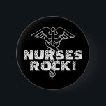 Bóton Redondo 5.08cm Rocha das enfermeiras! Botão de Pinback para<br><div class="desc">Botão de Pinback da rocha da enfermeira com símbolo do caduceus. Texto de Personalizable e cor do fundo.</div>