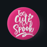 Bóton Redondo 5.08cm Rosa Demasiado Bonito Para Falar De Letra No Dia D<br><div class="desc">Muito fofo para assustar! Este botão personalizável de pino do Dia das Bruxas contém uma bela inscrição manual e um sotaque de arco. Personalize adicionando seus detalhes. Este botão adorável é perfeito como presente de Dia das Bruxas. Itens correspondentes estão disponíveis.</div>