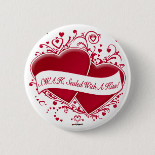 Bóton Redondo 5.08cm S.W.A.K. Selado Com Um Beijo!Corações vermelhos