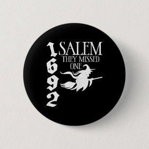 Bóton Redondo 5.08cm Salem 1692, Perderam Um Salão De Bruxas