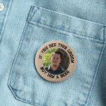 Bóton Redondo 5.08cm Se Você Vir Este Noivo Festa de Solteiro<br><div class="desc">Este botão personalizável é a maneira perfeita de fazer o noivo se sentir especial em sua festa de solteiro. Com uma foto circular do noivo rodeado pelo texto divertido, "Se você vir este noivo, compre-lhe uma cerveja". É um acessório divertido e memorável que vai colocar toda a festa no espírito...</div>
