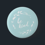 Bóton Redondo 5.08cm Seja gentil, inspiração, aspas flóricas em Aqua<br><div class="desc">Botão na moda e minimalista com a citação inspiracional de bondade - Seja gentil - em belos escritos,  com a letra dentro de uma coroa floral moderna em creme,  num fundo aqua.</div>