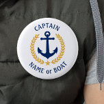 Bóton Redondo 5.08cm Seu nome de barco Capitão Anchor Dourado Laurel Wh<br><div class="desc">Um Botão Personalizado com o nome do barco, o nome da família ou outro texto desejado e o título do Capitão ou outra classificação, conforme necessário. Apresentando uma âncora náutica personalizada, folhas de louros de estilo ouro e emblema de estrela em branco ou ajustando facilmente a cor primária para corresponder...</div>