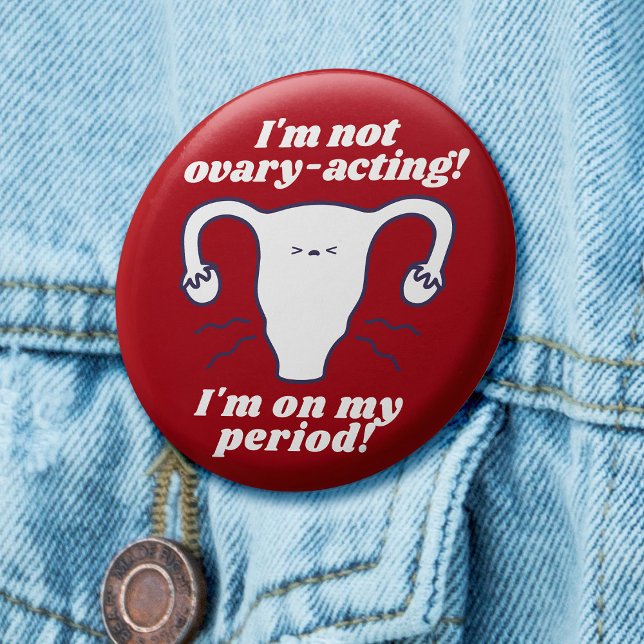 Bóton Redondo 5.08cm Slogan do Período Engraçado Vermelho Branco sem Ov (Red badge with cartoon uterus and slogan 'I'm not ovary-acting, I'm on my period!')
