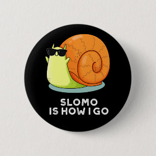 Bóton Redondo 5.08cm Slomo É Como Eu Fico Engraçado Caracol Pun Dark BG