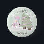 Bóton Redondo 5.08cm Snowman Christmas<br><div class="desc">O Natal de Snowman Comemora o aniversário de inverno do seu filho com este bonitinho e bonitão a vestir um chapéu e lenço cor-de-rosa pastel. Este tema é ideal para o seu pequeno aniversário de inverno ou para a festa de Natal da criança. O design é completamente personalizável. Veja o...</div>