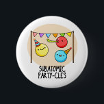 Bóton Redondo 5.08cm Subatômicos - Funny Science Pun<br><div class="desc">Sub Atomic Party-cles Funny Science Pun apresenta um belo punhado de partículas subatômicas em festas com seus coloridos chapéus de festa e fabricantes de ruídos. Um presente engraçado para a família e amigos que adoram trocadilhos bonitos de ciência.</div>