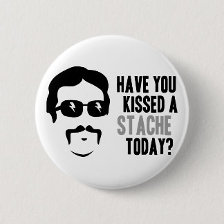 Bóton Redondo 5.08cm Tem você beijado um Stache hoje