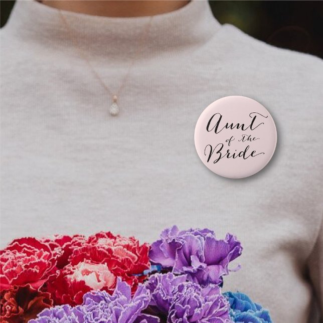 Bóton Redondo 5.08cm Tia do Botão do Partido Bridal do Casamento da Noi ('Aunt of the Bride' Classic Script Chic Wedding Bridal Party Pinback Button @ fatfatin_blue_knot)