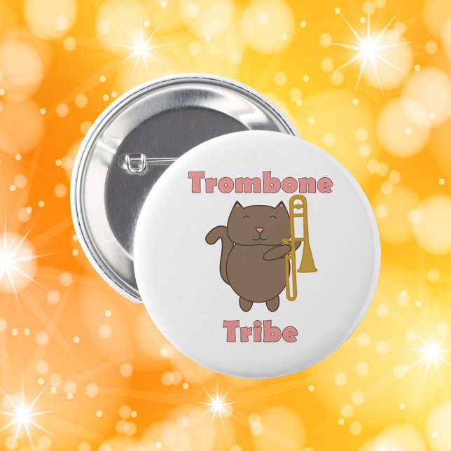 Bóton Redondo 5.08cm Tribo do Trombone Gato Marrom Letras Rosa (A pin with a cute cat holding a trombone and the words trombone tribe in pink letters.)