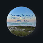 Bóton Redondo 5.08cm Trilha Personalizada da Família Destin Florida Bea<br><div class="desc">Este picturesco botões de praia do Destin Florida mostra um lindo pôr do sol rosa e laranja tocando suavemente as ondas do oceano acima da fotografia de areia e capim-do-mar. Lindo lembrança de guarda costeira com data de viagem personalizada e sobrenome familiar para seu lugar de férias favorito.</div>