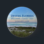 Bóton Redondo 5.08cm Trilha Personalizada da Família Destin Florida Bea<br><div class="desc">Este picturesco botões de praia do Destin Florida mostra um lindo pôr do sol rosa e laranja tocando suavemente as ondas do oceano acima da fotografia de areia e capim-do-mar. Lindo lembrança de guarda costeira com data de viagem personalizada e sobrenome familiar para seu lugar de férias favorito.</div>