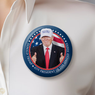 Bóton Redondo 5.08cm Trump 2024 com MAGA Hat e Thumbs Up Foto