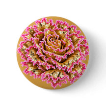 Um alfinete de botão de rosa cor-de-rosa e dourado