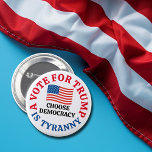 Bóton Redondo 5.08cm Um Voto Para Trump é Tirania Escolhe Democracia<br><div class="desc">Um voto para Trump é tirania,  escolha democracia. Um botão democrata patriótico para as eleições de 2024 lembrando aos eleitores que Donald Trump cometeu traição contra os Estados Unidos da América. Uma design de bandeira americana para um patriota que é contra o partido republicano.</div>