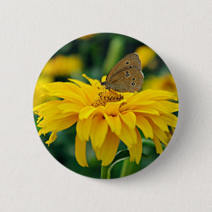 Bóton Redondo 5.08cm Uma borboleta no botão amarelo da flor