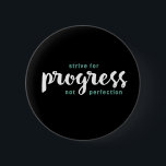 Bóton Redondo 5.08cm Uma Palavra Que Diz Progresso Citação Inspiradora<br><div class="desc">Esforce-se por Progresso e não por Perfeição. Citações inspiracionais e motivacionais e dizendo design com mensagem positiva e elevando o slogan da vida. Legal mercadoria de tipografia artística para aqueles que buscam uma palavra que defina sua atitude e boa vibração. Perfeito para aqueles que amam palavras sarcásticas engraçadas, humor espirituoso,...</div>