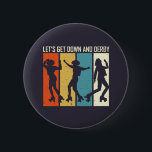 Bóton Redondo 5.08cm Vamos para baixo e Derby Funny Roller Derby Puns<br><div class="desc">design de patinação legal para aqueles que adoram rodear skate, dançar e fazer truques no skate. Legal mercadoria retrógrada com design de aflição, retrógrada, para skater de rolo livre e jogador de derby de rolo. Perfeito para garotas que jogam no time de derby roller. presente de Natal e excelente para...</div>