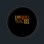 Bóton Redondo 5.08cm Veja Quem Deu 85 Anos Engraçada 85º Aniversário<br><div class="desc">Este design de aniversário de 85 anos em um visual vintage faz um presente de excelente para qualquer um que faz 85 anos. A ideia perfeita do presente de 86 anos para a próxima festa de aniversário. Olha quem tem 85 fantasias de aniversário.</div>