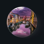 Bóton Redondo 5.08cm Veneza, Itália Canal Cênico e Arquitetura Veneza<br><div class="desc">Um crachá com uma bela fotografia de paisagem cênica de um canal em Veneza,  Itália. Com nuvens roxas escuras,  parece que uma tempestade está chegando. Captura de excelentes da arquitetura venetiva única e reflexões aquáticas.</div>