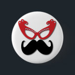 Bóton Redondo 5.08cm vidros bling vermelhos com bigode<br><div class="desc">Está aqui um design gráfico do divertimento que caracterize os vidros vermelhos do olho de gato embellished com diamantes e um bigode preto grande agradável.  O tema do bigode do divertimento é grande para partidos de todos os tipos.</div>