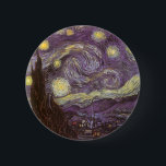 Bóton Redondo 5.08cm Vincent van Gogh - Noite Estrelada<br><div class="desc">Starry Night (1889), por Vincent van Gogh, é um apos impressionismo de pintura paisagística de arte. Uma vista de uma cidade num vale à noite com as nuvens a girar, as estrelas a brilhar e uma bela lua ouro amarela. Foi pintado durante o dia pela memória e é a pintura...</div>