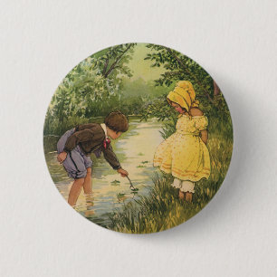 Bóton Redondo 5.08cm Vintage Children, Boy and Girl tocando em Creek