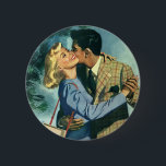 Bóton Redondo 5.08cm Vintage Love and Romance, dança de Natal<br><div class="desc">Vintage ilustration love and romance image que apresenta um homem e uma mulher numa data romântica dançando à música no rádio por uma árvore de Natal.</div>
