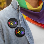 Bóton Redondo 5.08cm Votar o Orgulho gay político do arco-íris preto<br><div class="desc">Um design de votação LGBTQ fofo com VOTE escrito no arco-íris. Votar o azul apóia os direitos dos homossexuais.</div>