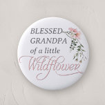 Bóton Redondo 5.08cm Vovô de Chá de Little Wildflower Baby Girl<br><div class="desc">Celebre a chegada iminente do seu pequeno com o nosso "Pino de Botão de Chá da Namorada Rosa de Flor Selvagem", uma adição perfeita a qualquer chá de fraldas com seu charmoso tema flor silvestre e rosa. Este belo pino de botão mostra a palavra "Flor Selvagem" em elegante e clássica...</div>