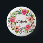 Bóton Redondo 5.08cm Watercolor Boho Floral Wreath Personalizado<br><div class="desc">Botão floral personalizável. Apresenta uma camada floral de cor d'água de flores cor rosa e laranja,  verde,  lavanda e penas. Este botão de coroa floral é perfeito como um presente personalizado.</div>