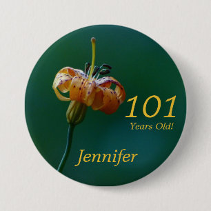 Bóton Redondo 7.62cm 101 Anos, Ouro Lily Button Pin