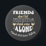 Bóton Redondo 7.62cm Amigos não deixam amigos beberem vinho sozinhos<br><div class="desc">Este design foi criado através da arte digital. Você pode mudar o estilo desta camisa escolhendo Mais > sob a opção de estilo. Ele pode ser personalizado clicando no botão personalizar e alterando a cor, adicionando um nome, iniciais ou suas palavras favoritas. Entre em contato comigo em colorflowcreations@gmail.com se você...</div>