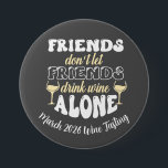 Bóton Redondo 7.62cm Amigos não deixam amigos beberem vinho sozinhos<br><div class="desc">Este design foi criado através da arte digital. Você pode mudar o estilo desta camisa escolhendo Mais > sob a opção de estilo. Ele pode ser personalizado clicando no botão personalizar e alterando a cor, adicionando um nome, iniciais ou suas palavras favoritas. Entre em contato comigo em colorflowcreations@gmail.com se você...</div>