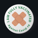 Bóton Redondo 7.62cm Bandagens adesivas cruzadas totalmente vacinadas<br><div class="desc">Botão completamente vacinado com o qual estou completamente vacinado contra o código 19 está escrito em texto curvo em verde sobre curvas cruzadas de adesivos em bege.</div>