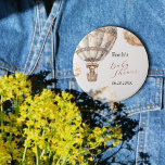 Bóton Redondo 7.62cm Boho Chic Teddy Bear Air Balloon Sky - Costa do Ma<br><div class="desc">Eleve a alegria do seu chá de fraldas com nosso Botão Chá de fraldas Boho. Projetado em elegantes tons de bege a branco, ele apresenta um urso adorável em um balão de ar quente, cercado por nuvens fofinhas. A inscrição personalizável acrescenta um toque pessoal, aguardando seu contributo criativo. Infundido com...</div>