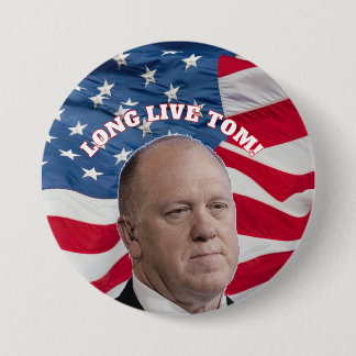 Bóton Redondo 7.62cm Botão Tom Homan com bandeira acenando atrás