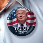 Bóton Redondo 7.62cm Donald Trump Foto - Presidente 2024<br><div class="desc">Um design clássico com uma fotografia do homem concorrendo à presidência. Ele está concorrendo às eleições de 2024 no Primário Republicano. Foto original tirada por Gage Skidmore, </div>