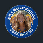 Bóton Redondo 7.62cm Espírito do Segundo grau de Fotografia do Cheerlea<br><div class="desc">Este presente de fotografia de cheerleader personalizado e legal apresenta uma tipografia branca do seu nome de equipe e jogador num botão azul. Personalize com a fotografia do seu aluno e o ano de aula como um orgulhoso pai líder de torcida. Uma mãe e um pai podem vestir estes botões...</div>