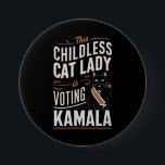 Bóton Redondo 7.62cm Esta Senhora de Gato Infantil Está Votando Kamala<br><div class="desc">Esta Senhora de Gato Infantil Está Votando Kamala</div>