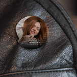 Bóton Redondo 7.62cm Foto de Graduação Moderna<br><div class="desc">Suportem seu formando com esses botões de graduação de fotos de tendências. Personalizáveis para apresentar sua foto favorita e seu roteiro moderno, esses acessórios exclusivos são a recordação perfeita para familiares e amigos. Celebre sua escola, seu nome, e mais importante, sua conquista. A classe de... bem, essa é a sua...</div>