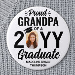 Bóton Redondo 7.62cm Foto do formando Vovô Orgulhoso Preto e Branco Mod<br><div class="desc">Mostre a sua alegria pelo formando com um botão de graduação redondo "Vovô Orgulhoso" com uma foto personalizada na moda. A imagem e o texto neste modelo são simples de personalizar, e todos os textos, cores e fontes podem ser alterados com a ferramenta Zazzle design. Ele pode ser personalizado para...</div>
