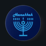 Bóton Redondo 7.62cm Hanukkiah Happy Hanukkah Holiday Menorah<br><div class="desc">Símbolo Hanukkiah. Feliz Festa de Hanukkah Feriado Judeu Menorah Azul. Decoração de Feriado Judeu Chanukkah com o símbolo decorativo tradicional de Chanuka - Marinho Blue color hanukkiah menorah, candelabro com velas, estrela de David e ilustração azul neon brilhante. Festa de Chanucá das Luzes Decoração do Evento. Jerusalém, Israel. Acessórios >...</div>