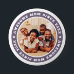 Bóton Redondo 7.62cm Mãe Incrível Desde 20XX Foto Simples Moderna<br><div class="desc">Este design simples e moderno é composto por tipografia de serifa e adiciona uma foto personalizada. Mãe incrível Desde 20XX circula a foto de sua mãe,  mãe,  mãe,  mãe etc. Este é um presente perfeito para sua mãe no aniversário,  dia de as mães,  natal,  etc.</div>